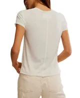 Remera blanca con cuello redondo y estampado frontal con la palabra 'SURF' en color coral.
