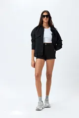 Short de jean de tiro alto, color celeste claro, con bolsillos frontales y traseros, y cierre frontal con botón metálico.