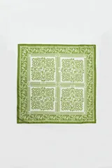 Pañuelo cuadrado con diseño estampado que combina motivos florales y geométricos en tonos verde pistacho y blanco.
