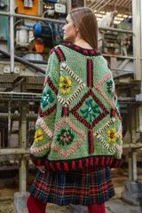 Sweater de lana tejido y bordado a mano en Uruguay, de calce holgado con cuello a la base y puños. Talle único similar a un M/L.