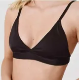 Conjunto de corpiño triangular negro con breteles finos y bombacha vedetina negra.