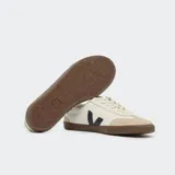 Championes Veja modelo Volley, color blanco con logo lateral en azul marino y detalles en beige.