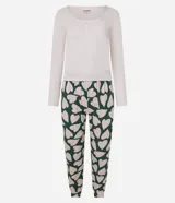 Conjunto de pijama femenino compuesto por una blusa de manga larga color rosa pálido con escote redondo y tres botones decorativos, y un pantalón largo con estampado de corazones grandes verdes y rosados sobre fondo blanco.