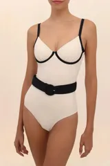 Traje de baño entero blanco con breteles finos negros, escote corazón con borde negro y cinturón negro con hebilla redonda.