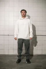 Buzo hoodie color crema de algodón con capucha y bolsillo tipo canguro.