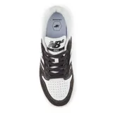 Championes New Balance modelo 480 para hombre, en colores negro y blanco. Inspirados en los zapatos de baloncesto clásicos de las décadas de 1980 y 1990. Confeccionados en gamuza, cuero y malla, con entresuela FuelCell y puntera reforzada.