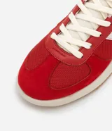 Championes rojos de estilo vintage con puntera redonda, cordones y recortes.