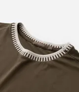 Remera color verde militar de viscosa, con mangas cortas y cuello redondo de punto a rayas horizontales en blanco y negro.