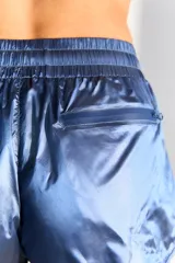 Short de tejido rompevientos en color azul, con calce holgado y cintura elástica ajustable.