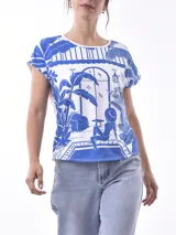 Remera blanca con estampado de paisaje en tonos azules.