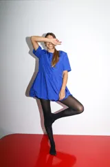 Vestido corto azul eléctrico, de corte suelto con falda balloon y mangas cortas.