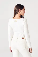Remera rosa de algodón y elastano, de corte ajustado y mangas largas.