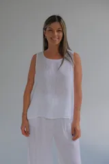 Musculosa blanca de lino italiano, de corte suelto y fluido, con detalle de botones en la espalda.