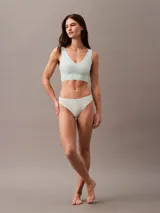 Conjunto Calvin Klein color celeste, compuesto por un corpiño deportivo sin aro y una bombacha colaless.