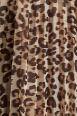 Pollera midi de malla plisada con estampado de leopardo, corte evasé, elástico en la cintura y forro de punto.