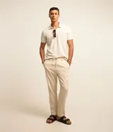 Pantalón relaxed de hombre confeccionado en tejido oxford de algodón color beige, con trabillas en la cintura y cordón para lazo.