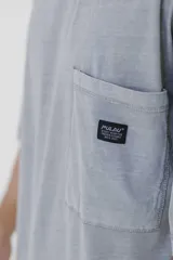 Remera color beige de corte holgado, con cuello redondo y bolsillo en el pecho.