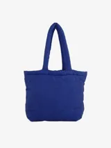 Bolso tote azul con asas cortas y bordado de la palabra "RIO" con un tucán, una hoja de palma y un guacamayo.