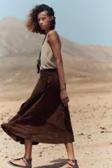 Camiseta de algodón color beige, de corte ajustado, escote redondo y sin mangas.