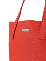 Cartera shopper de cuero graneado color verde oliva, con cierre metálico y tiradores de cuero. Interior sin forro con sobre interior con cierre.