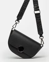 Bandolera de cuero graneado negro con cierre frontal redondo y correa ajustable.
