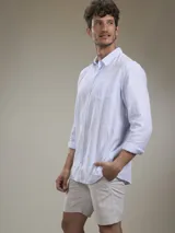 Camisa verde militar de manga larga, confeccionada en mezcla de lino y algodón. Tiene cuello clásico, cierre con botones y un bolsillo en el pecho.