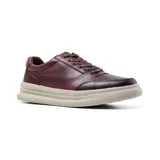 Zapato casual de cuero color bordó con cordones y suela de goma color crema.