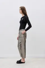 Pantalón de corte recto confeccionado en 100% cuero ovino, con calce al tobillo y bolsillos laterales.