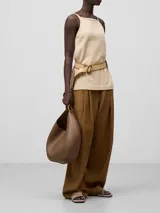 Bolso hobo grande color marrón con textura granulada. Tiene un compartimento con cierre magnético, un bolsillo interior y asa corta regulable.