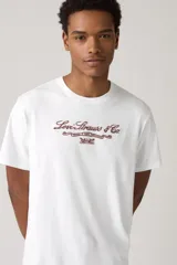 Remera blanca de corte recto con logo de Levi's en el pecho.