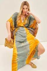 Vestido largo con estampado floral, mangas anchas al codo y ajuste elástico en la cintura.