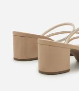 Sandalia color beige con tacón bloque y tiras finas con brillos.