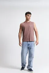 Musculosa blanca de algodón con corte oversize y cuello redondo. Estampado pequeño con el logo de la marca en el pecho.