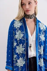 Saco azul eléctrico de viscosa con terminaciones en velvet, bordado con lentejuelas e hilo de lurex. Tiene calce recto, mangas largas y forro interior de jacquard.