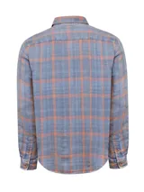Camisa de manga larga RKF modelo Bradford, con patrón a cuadros en tonos marrón y beige. Cuenta con cuello camisero, cierre con botones, dos bolsillos en el pecho con tapeta y botón de madera, y corte modern fit.