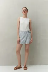 Musculosa blanca de viscosa con escote redondo y sisas amplias.