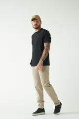 Remera negra de algodón con logo de la marca en el pecho.