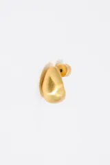 Par de aros dorados con forma de media luna y textura irregular.