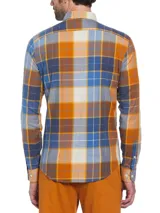 Camisa de manga larga a cuadros en tonos azul, naranja y marrón. Tiene cuello abotonado, bolsillo en el pecho y logo de pingüino bordado.