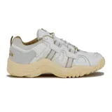 Championes deportivos Diadora modelo Alpaca, color blanco con detalles en beige y marrón claro. Presentan una silueta robusta de estilo 'chunky' con cordones trenzados y suela gruesa de goma color crema.