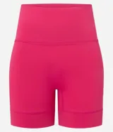 Short deportivo de microfibra pesada color fucsia, corte ciclista, tiro alto y bolsillos laterales.