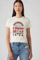 Remera de algodón color crema con estampado rojo del logo de Levi's y la leyenda 'Authentic Copper Riveted 1873'.