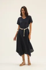 Vestido midi color azul marino, de lino, corte evasé y manga corta. Incluye cinturón de soga color beige.
