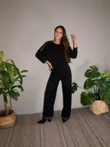 Pantalón negro de corte palazzo con lurex en el ruedo.