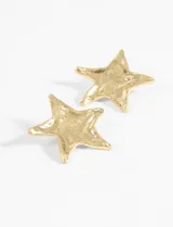 Aros plateados en forma de estrella con textura irregular.