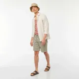 Bermudas color verde oliva con cintura elástica y cordones ajustables.