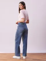 Jean wide leg de tiro alto, color azul, con pretina con pasadores, botón y cierre. Presenta bolsillos delanteros y traseros.