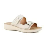 Sandalias bajas color blanco hueso con dos tiras anchas con hebillas plateadas y plantilla con perforaciones.
