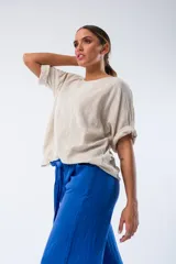 Blusa beige de viscosa con mangas cortas y cuello redondo.