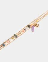 Collar corto dorado de triple cadena con cuentas de piedra natural de amatista y perla, y dije de corazón metálico.